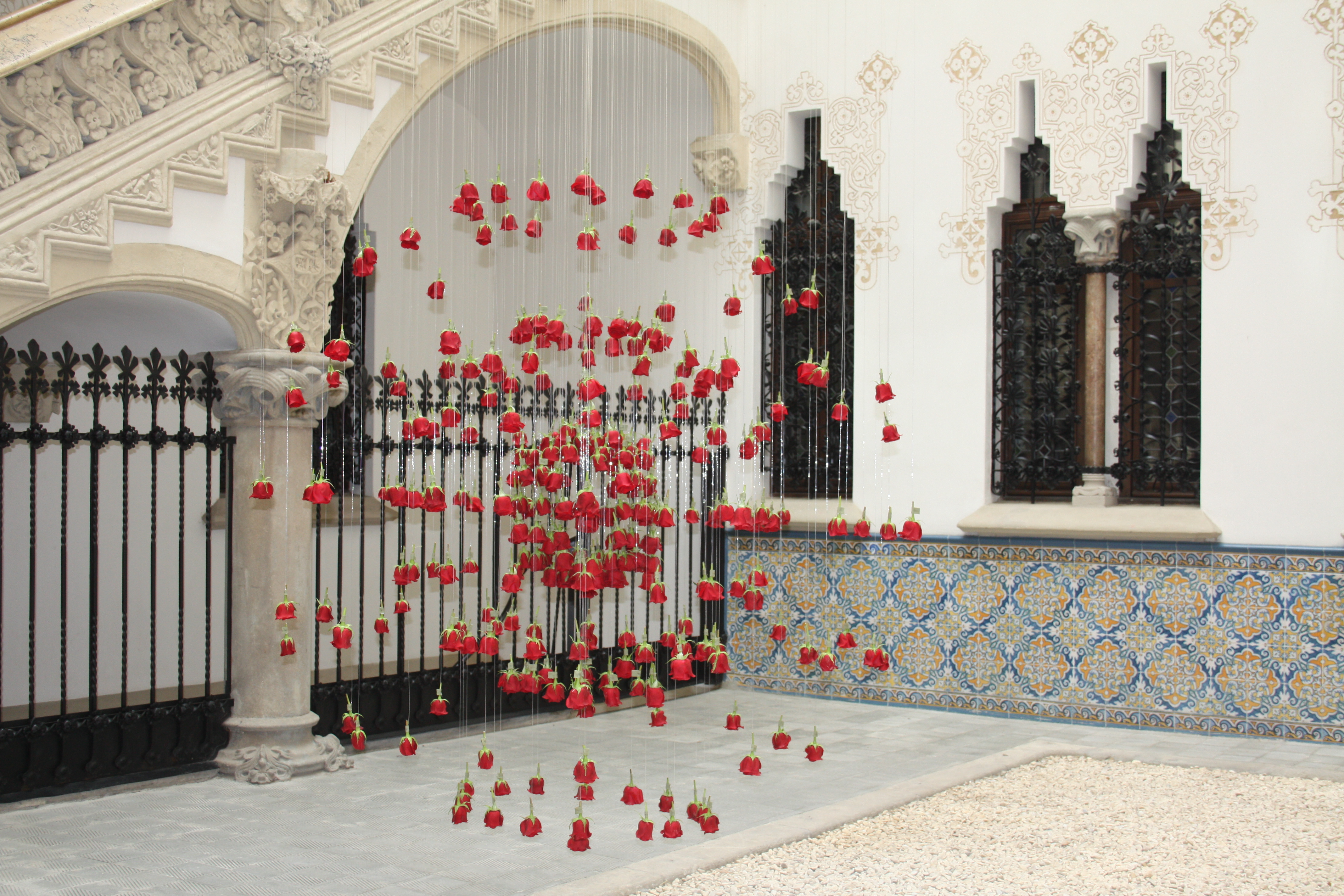 Instalación en el Palau Macaya por De Buena Planta. Sant Jordi 2018.