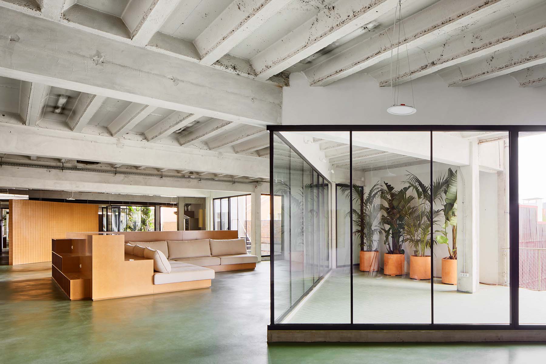 Jardinería en un Loft en Barcelona por De Buena Planta con Arquitectura G