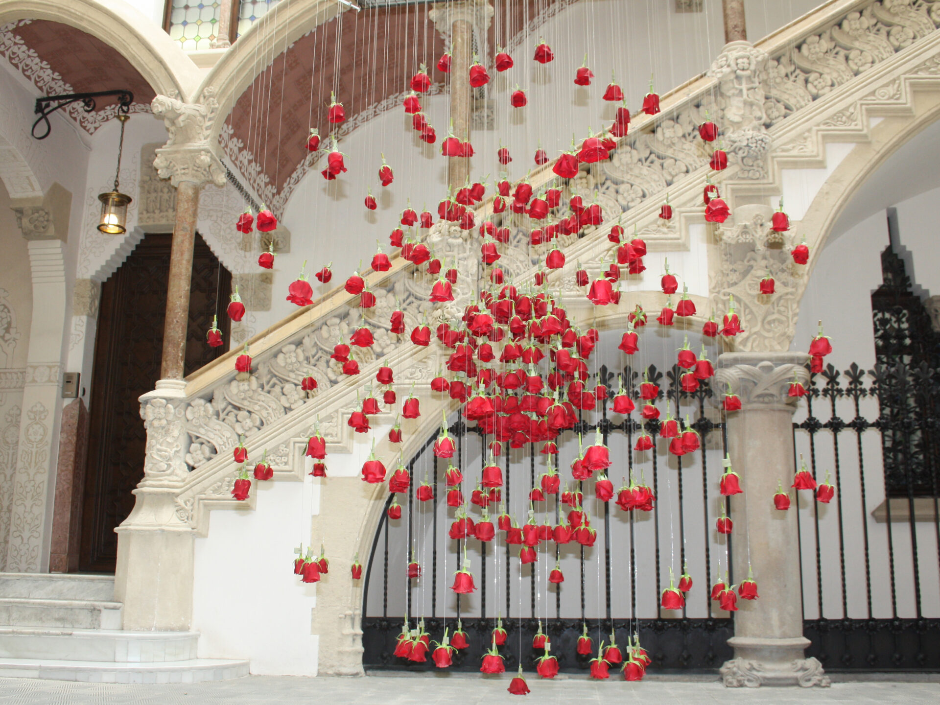 De Buena Planta - Artículo en La Vanguardia: Una esfera de flores en el Palau Macaya