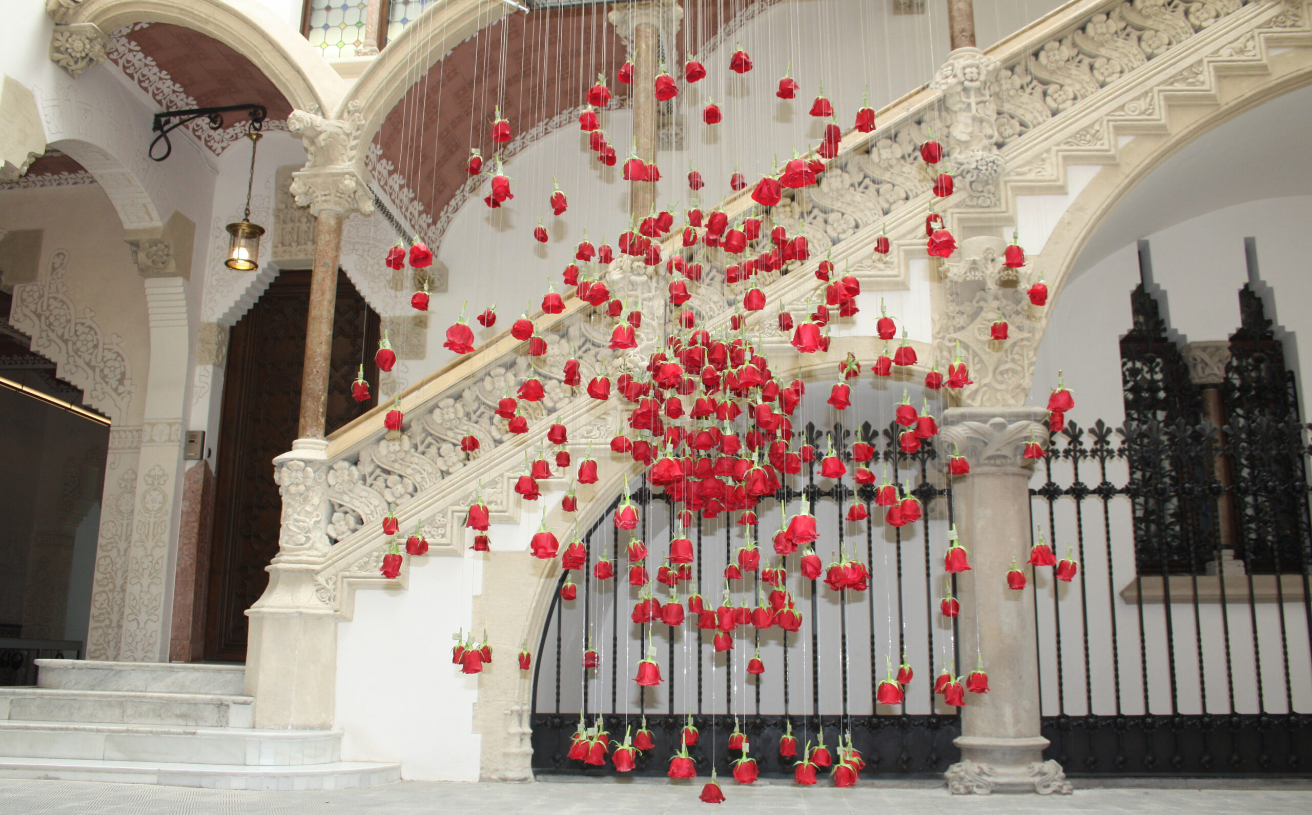 De Buena Planta - Artículo en La Vanguardia: Una esfera de flores en el Palau Macaya